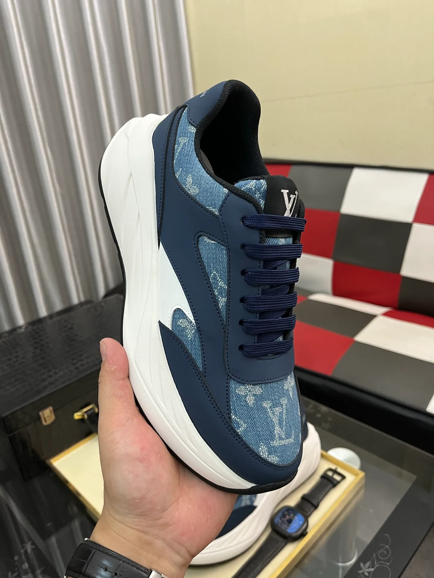 Men's shoes💰438⌚️⌚️《Louis vuitton/LV Louis Vuitton》original quality.~ Unique modern style sneakers. 🏃A must-have casual shoe for trendy men😍😍 Original brand imported from Italy, imported original leather, cowhide lining (refuses to discolor and grind feet) sole: original sole provided by the original factory, French lazy style design ⚠️Fit to the feet, original quality, super comfortable original sole. Code number: 38-442️⃣Colors available